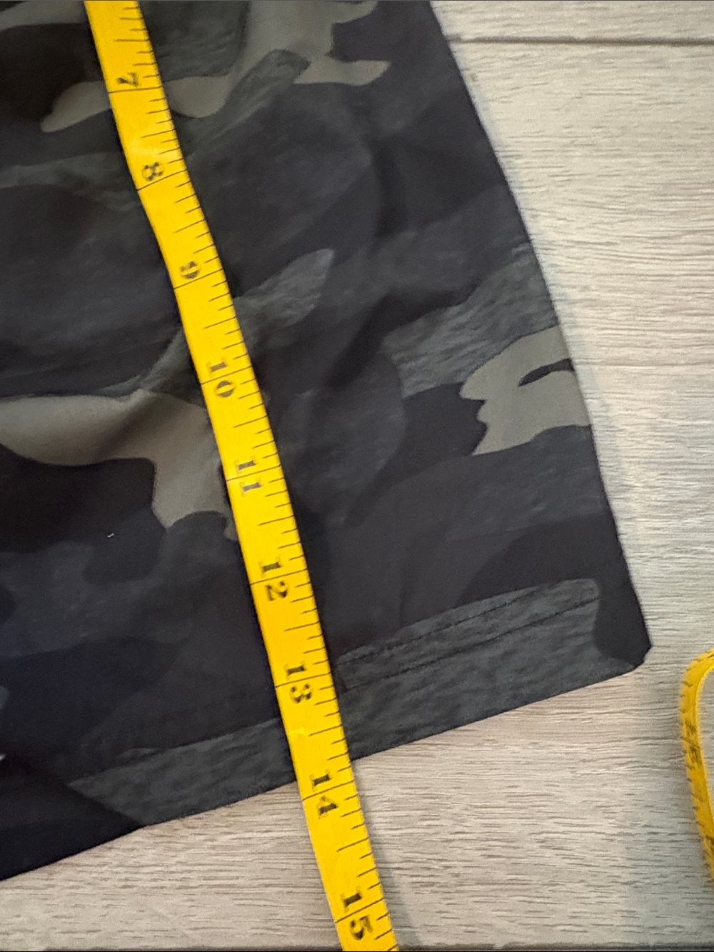 Old Navy women’s  Olive & Black Camo Athletic Shorts Size m - Picture 5 of 5
